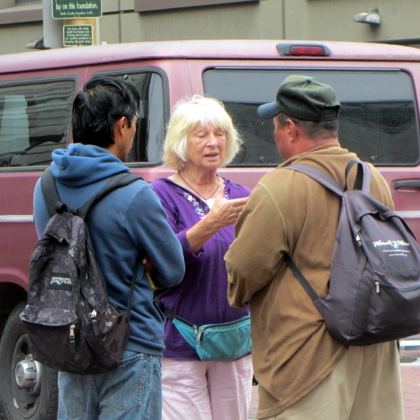 CAROL WITNESSES TO SPANISH MEN AT UN PLAZA